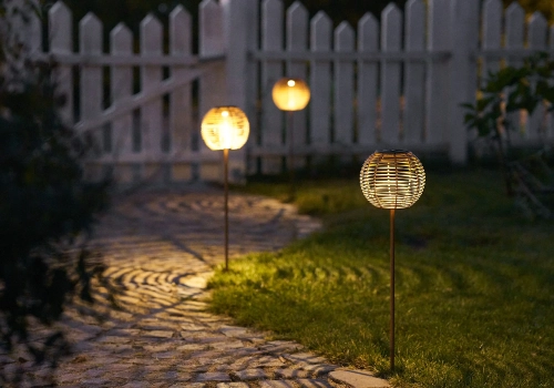 Lanterner ved gangsti